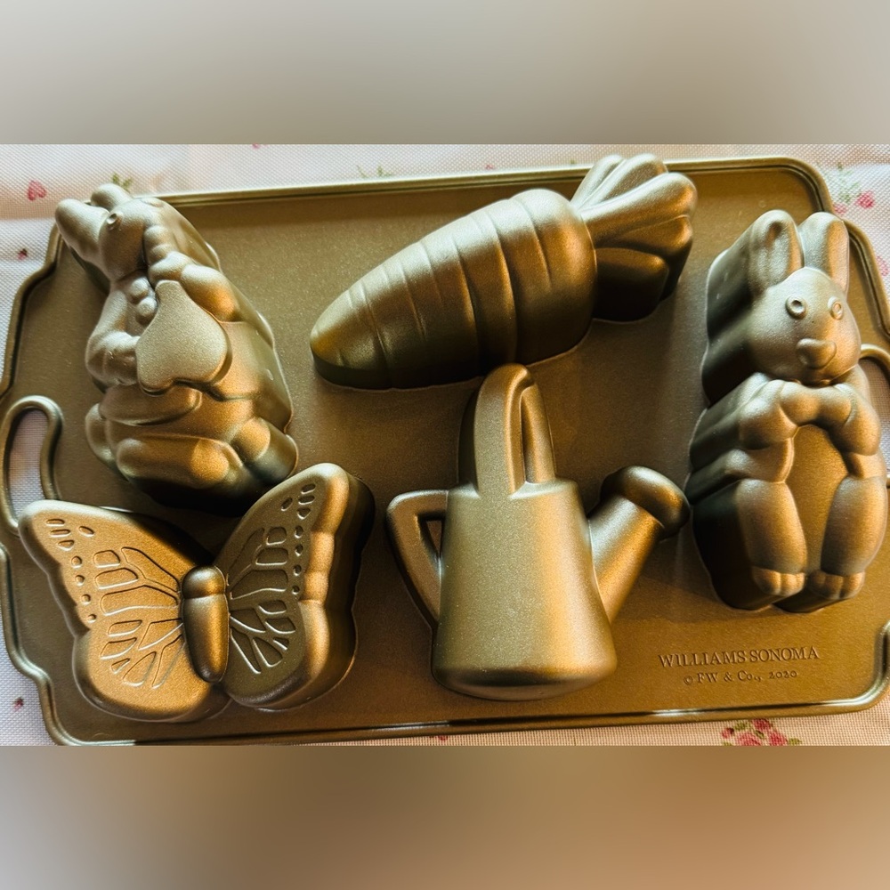 Williams Sonoma Bunny Garden nonstick cast aluminum mini cakelet pan